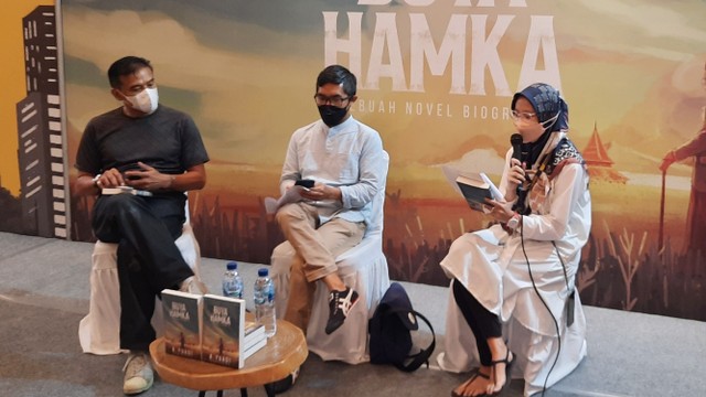 A. Fuadi, Dan Donny Damara Di Peluncuran Buku Buya Hamka. Foto: Alexander Vito Edward Kukuh/Kumparan