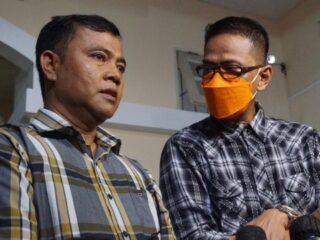 Ayah Vanessa Angel, Doddy Sudrajat (Kanan) Memberikan Keterangan Pada Media, Di Rumah Duka, Di Kembangan, Jakarta Barat, Kamis (4/11). Foto: Jamal Ramadhan/Kumparan