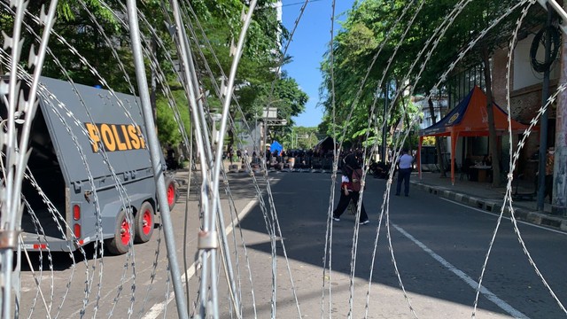 Petugas Berjaga Saat Massa Aksi Reuni Pa 212 Bergerak Ke Arah Jalan Sudirman, Kamis (2/12). Foto: Nugroho Gn/Kumparan