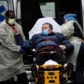 Sejumlah Warga Di Sekitar Rumah Sakit Mount Sinai Di Manhattan, New York City, Amerika Serikat, Memberikan Dukungan Terhadap Petugas Medis, Senin (13/4) Foto: Reuters/Mike Segar