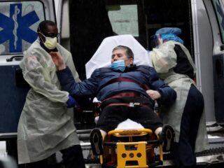 Sejumlah Warga Di Sekitar Rumah Sakit Mount Sinai Di Manhattan, New York City, Amerika Serikat, Memberikan Dukungan Terhadap Petugas Medis, Senin (13/4) Foto: Reuters/Mike Segar