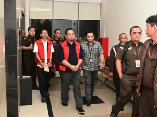 Dua Tersangka Korupsi Tunjangan Perumahan Dewan Kabupaten Bekasi Di Tahan Kejati Jabar